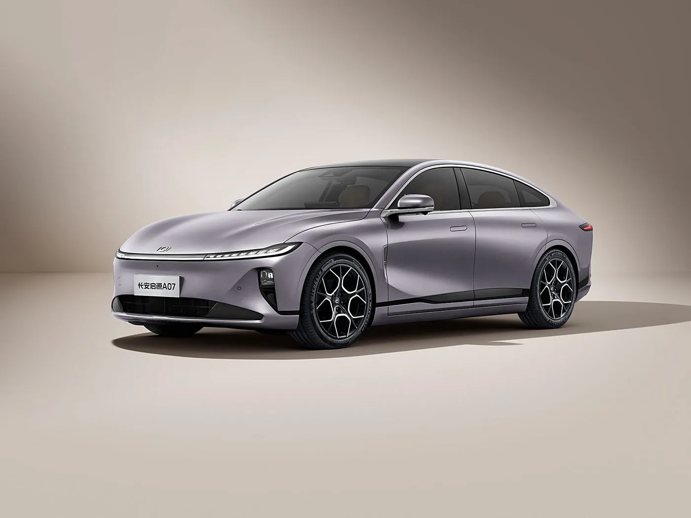 Changan Qiyuan A07 Hybrid EV Sedan Кытайдан жаңы энергетикалык унаа 1200км диапазону Автоматтык куту 5 орун 175км/саат ылдамдык R19 Тир өлчөмү