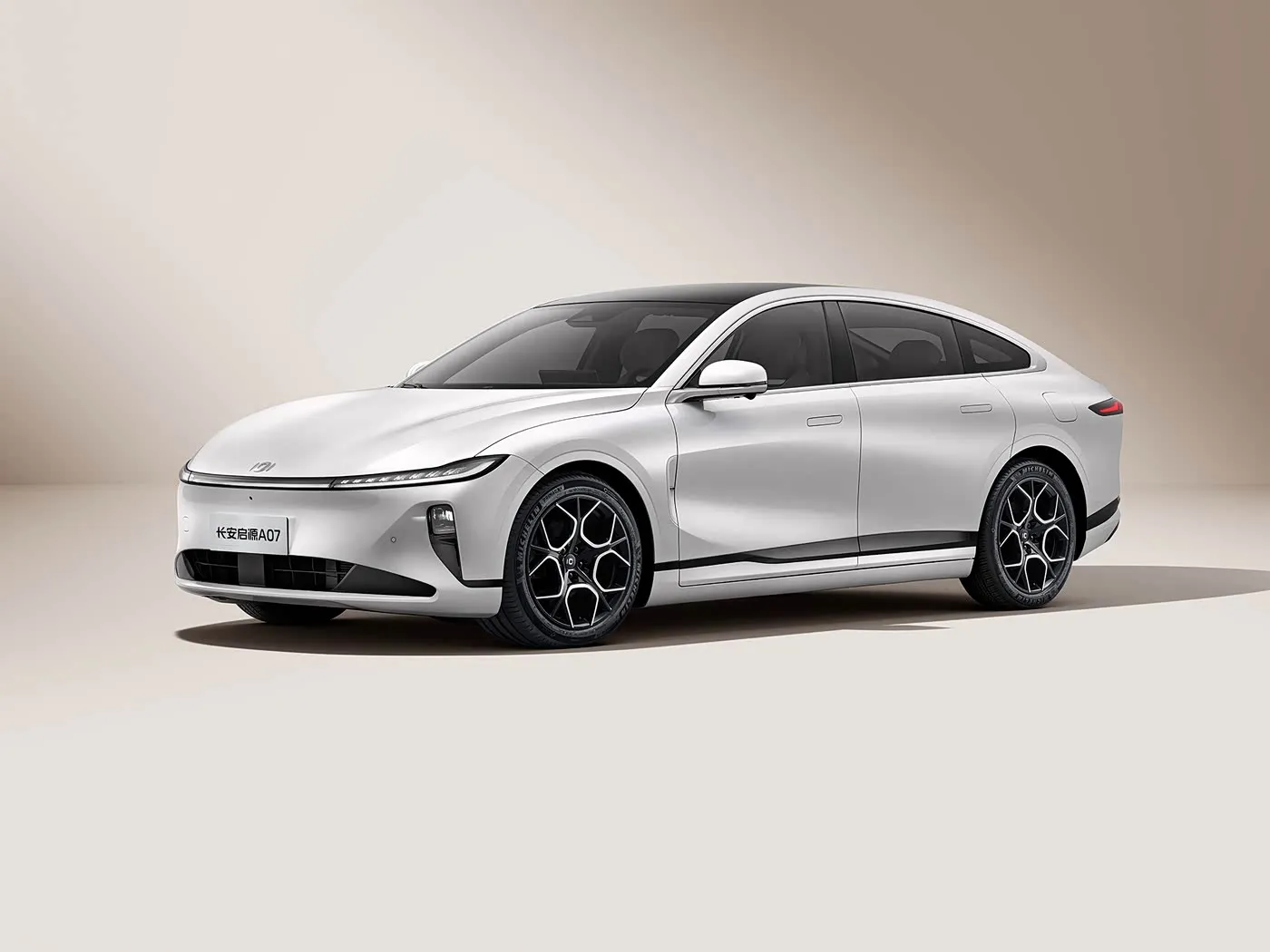 Changan Qiyuan A07 Hybrid EV Sedan Кытайдан жаңы энергетикалык унаа 1200км диапазону Автоматтык куту 5 орун 175км/саат ылдамдык R19 Тир өлчөмү