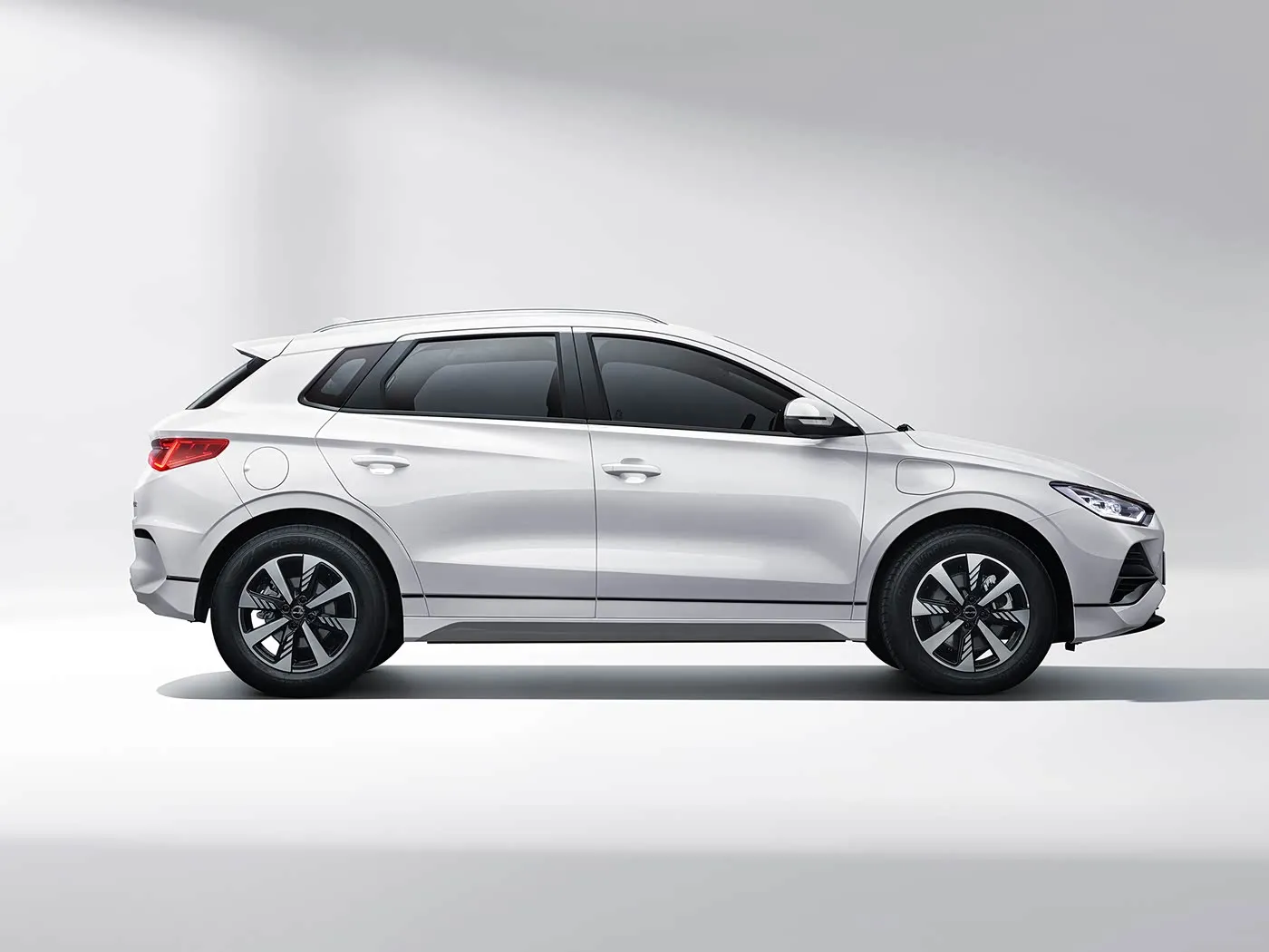 BYD E2 Luxury Electric EV Sedan SUV Хэтчбек Сол рулунда литий батареясы бар мотор Кытайдын жаңы энергетикалык унаасы
