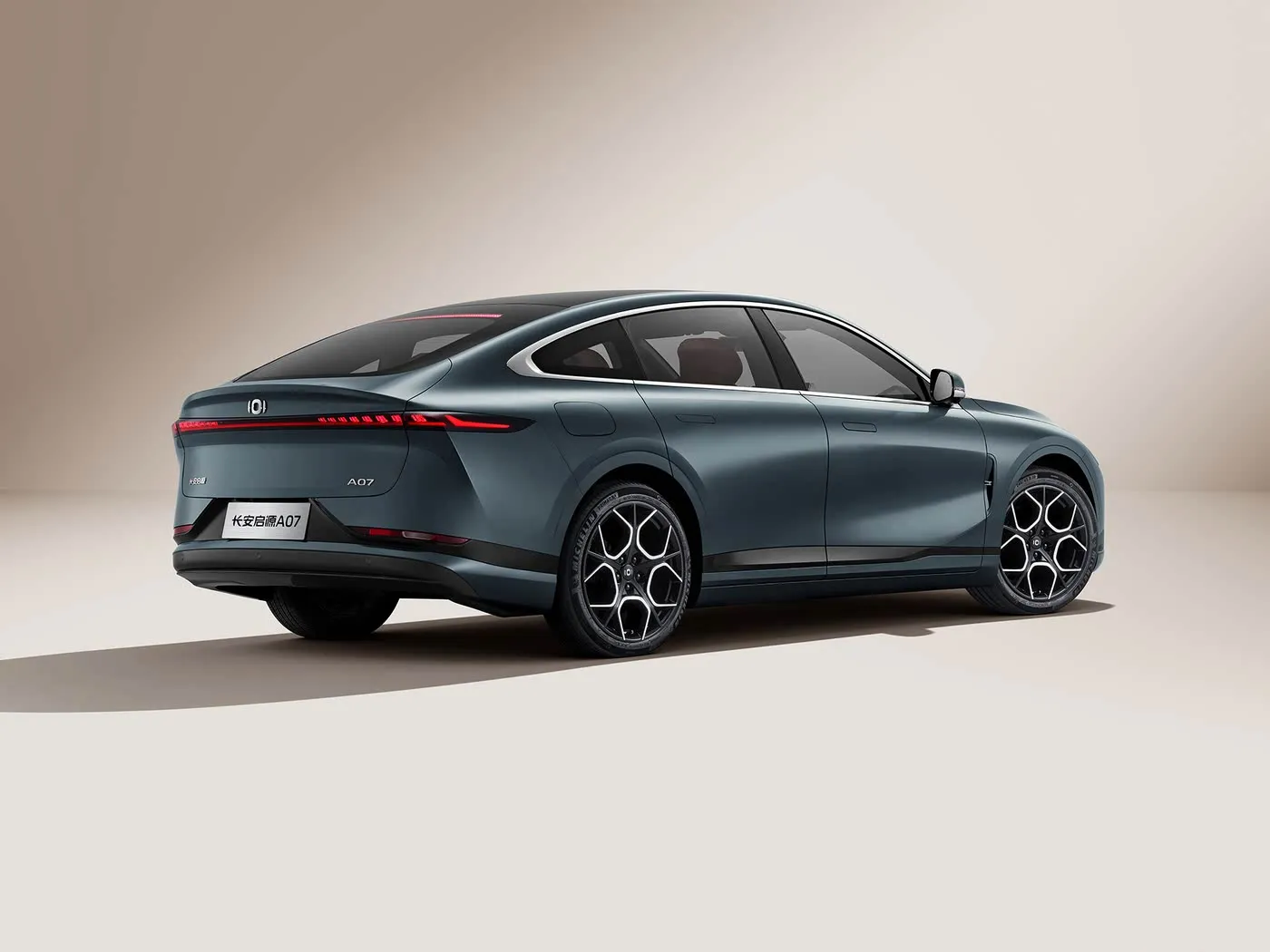 Changan Qiyuan A07 Hybrid EV Sedan Кытайдан жаңы энергетикалык унаа 1200км диапазону Автоматтык куту 5 орун 175км/саат ылдамдык R19 Тир өлчөмү