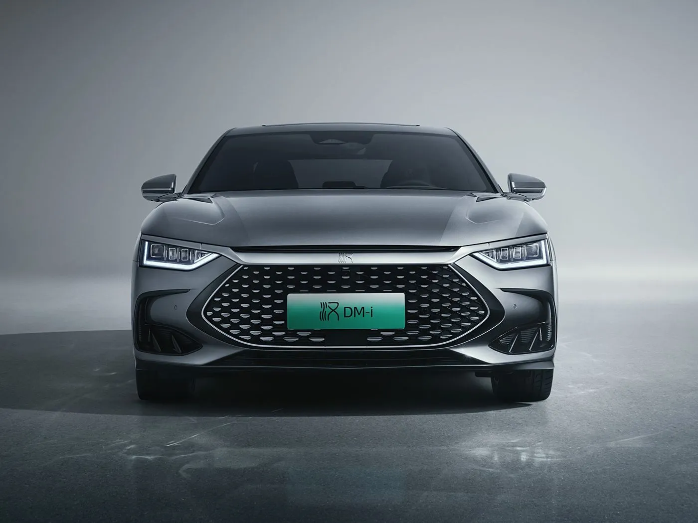 BYD Han EV/DM-i эки моторлуу кубаттуулугу жана заманбап технологиялары менен электрлештирүүчү люкс седан NEW ENERGE