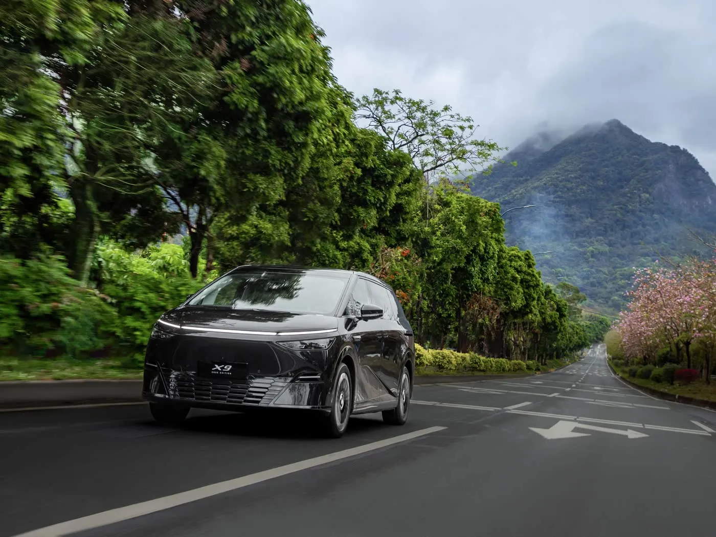 Xpeng X9 Long Range MPV Suv Ture Still Rever Rever Electrication