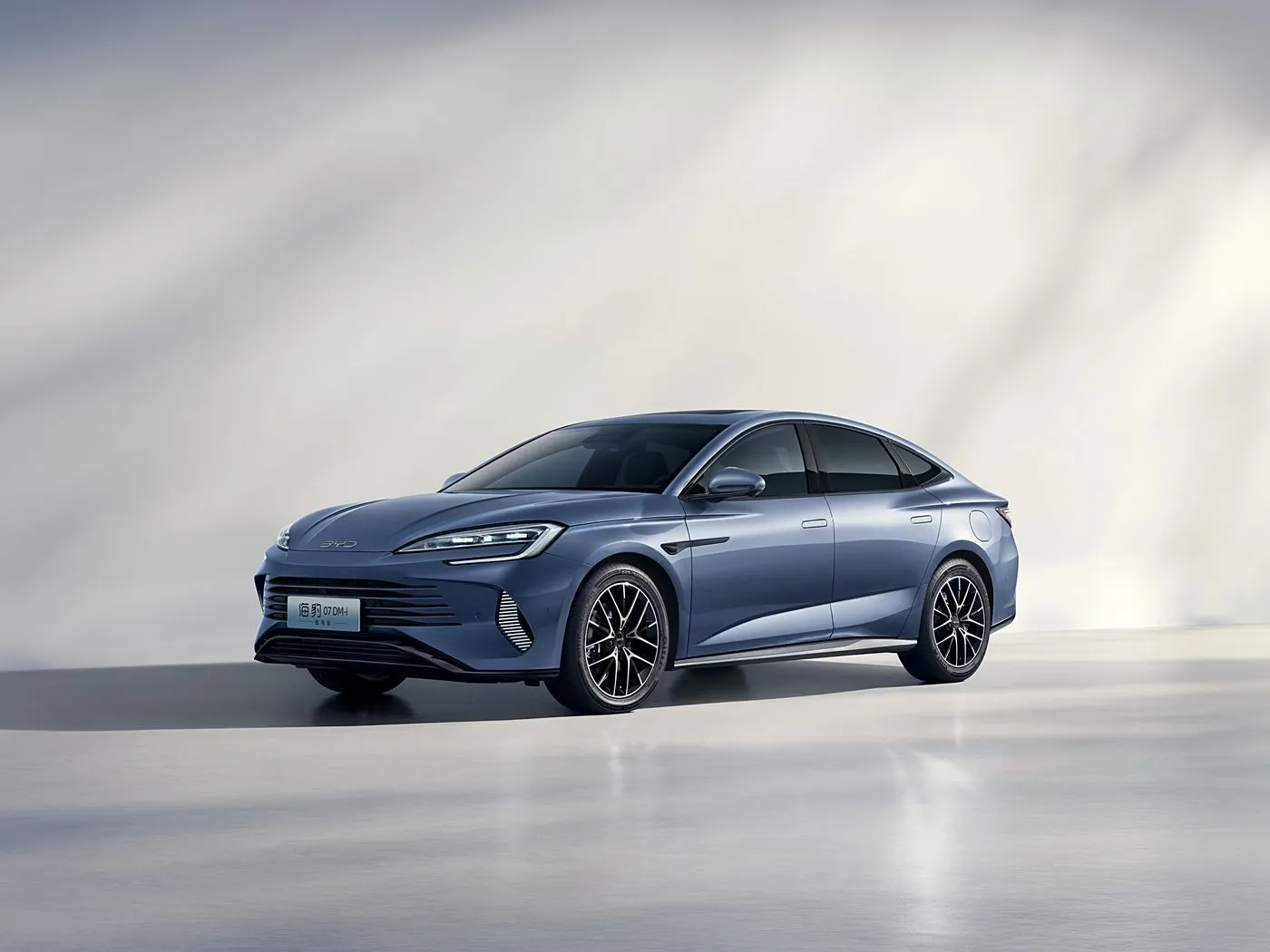 BYD Seal 07 DM-i Electric SUV жогорку ылдамдыктагы автоседан EV мотору менен 4 орундуу сол рулдуу Жаңы энергетикалык унаанын өзгөчөлүктөрү