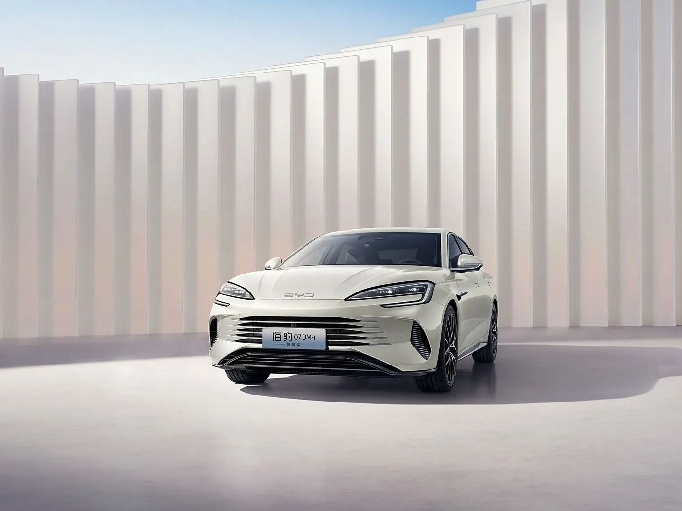 BYD Seal 07 DM-i Electric SUV жогорку ылдамдыктагы автоседан EV мотору менен 4 орундуу сол рулдуу Жаңы энергетикалык унаанын өзгөчөлүктөрү