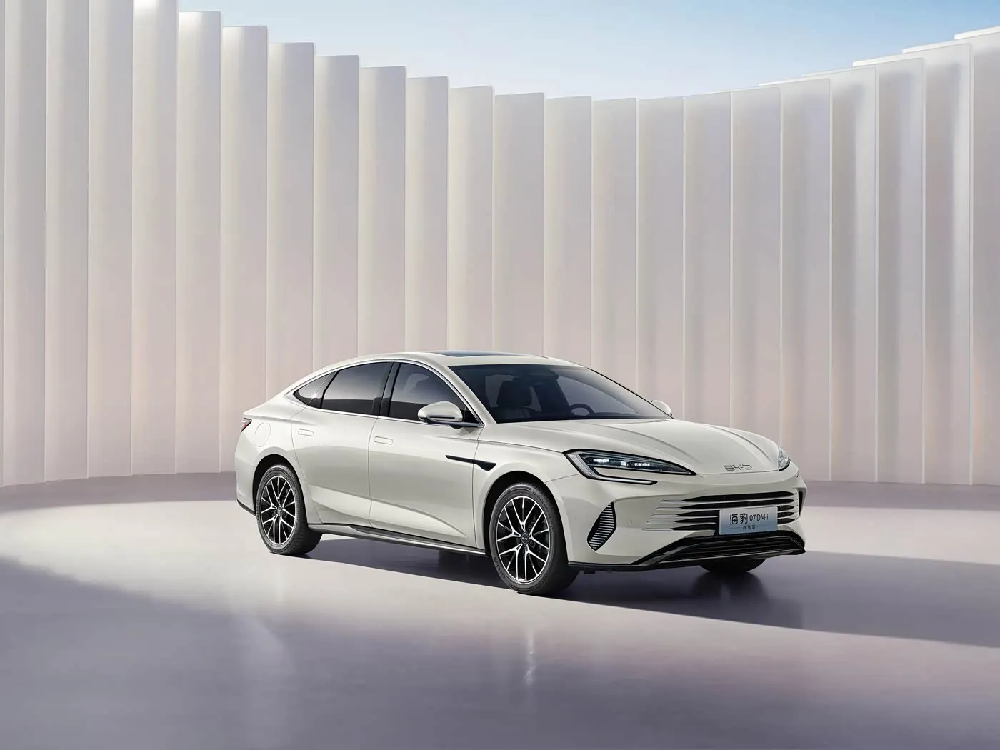 BYD Seal 07 DM-i Electric SUV жогорку ылдамдыктагы автоседан EV мотору менен 4 орундуу сол рулдуу Жаңы энергетикалык унаанын өзгөчөлүктөрү