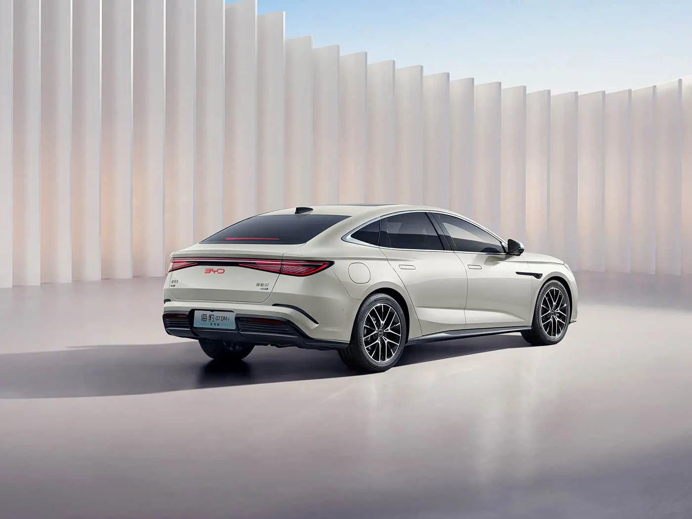 BYD Seal 07 DM-i Electric SUV жогорку ылдамдыктагы автоседан EV мотору менен 4 орундуу сол рулдуу Жаңы энергетикалык унаанын өзгөчөлүктөрү