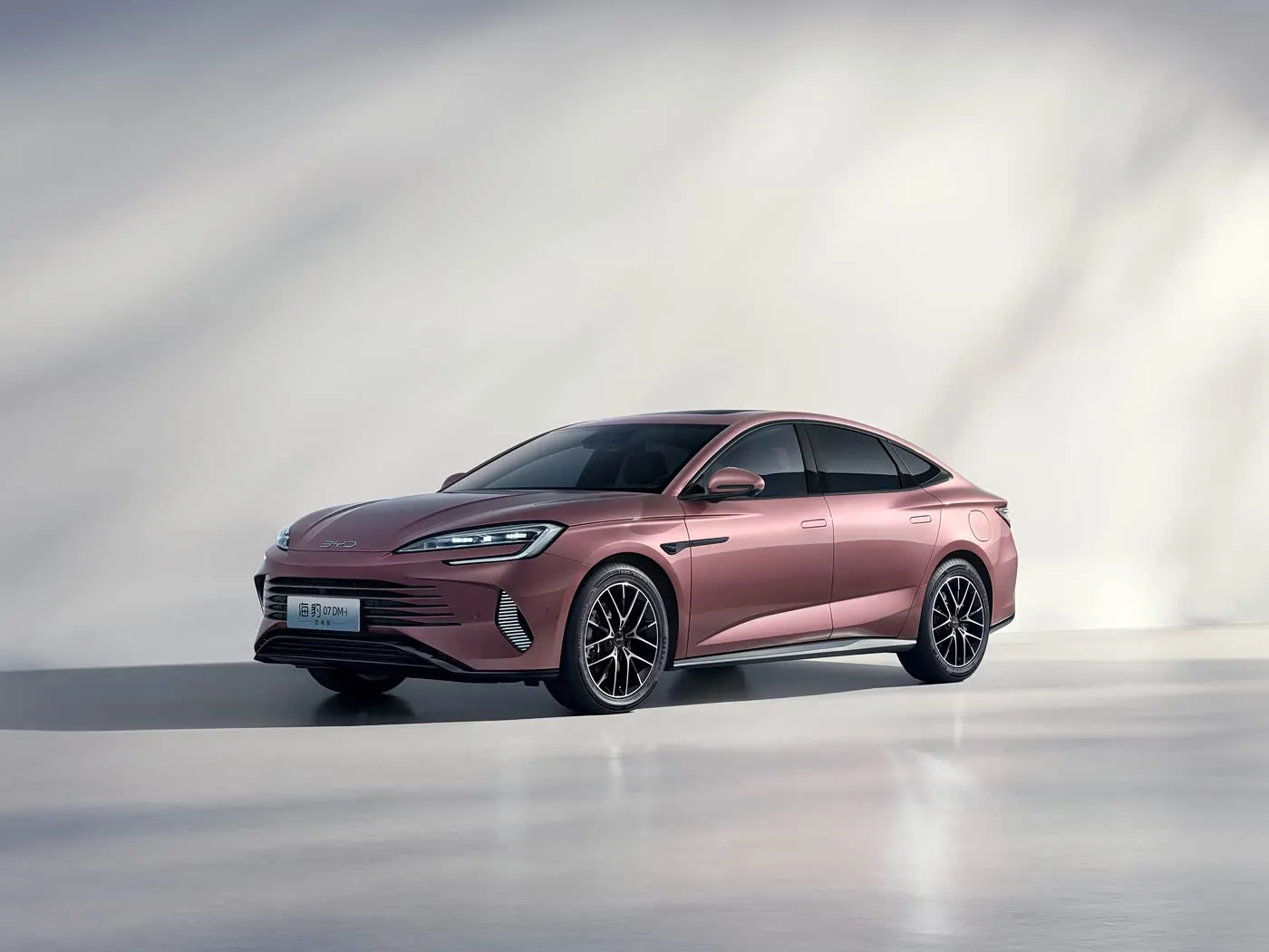 BYD Seal 07 DM-i Electric SUV жогорку ылдамдыктагы автоседан EV мотору менен 4 орундуу сол рулдуу Жаңы энергетикалык унаанын өзгөчөлүктөрү