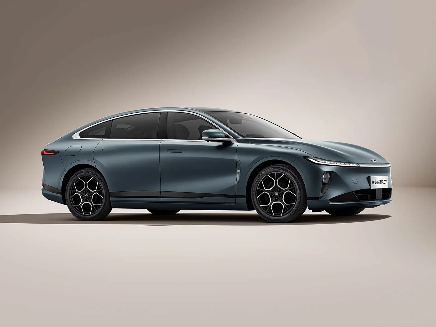 Changan Qiyuan A07 Hybrid EV Sedan Кытайдан жаңы энергетикалык унаа 1200км диапазону Автоматтык куту 5 орун 175км/саат ылдамдык R19 Тир өлчөмү