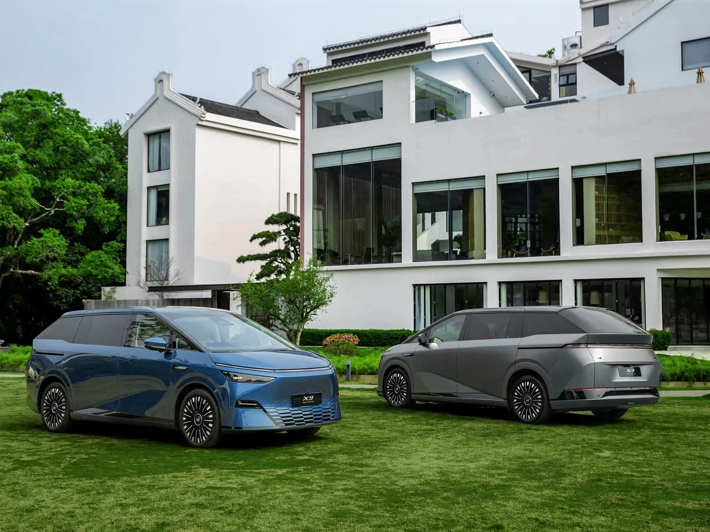 Xpeng X9 Long Range MPV Suv Ture Still Rever Rever Electrication