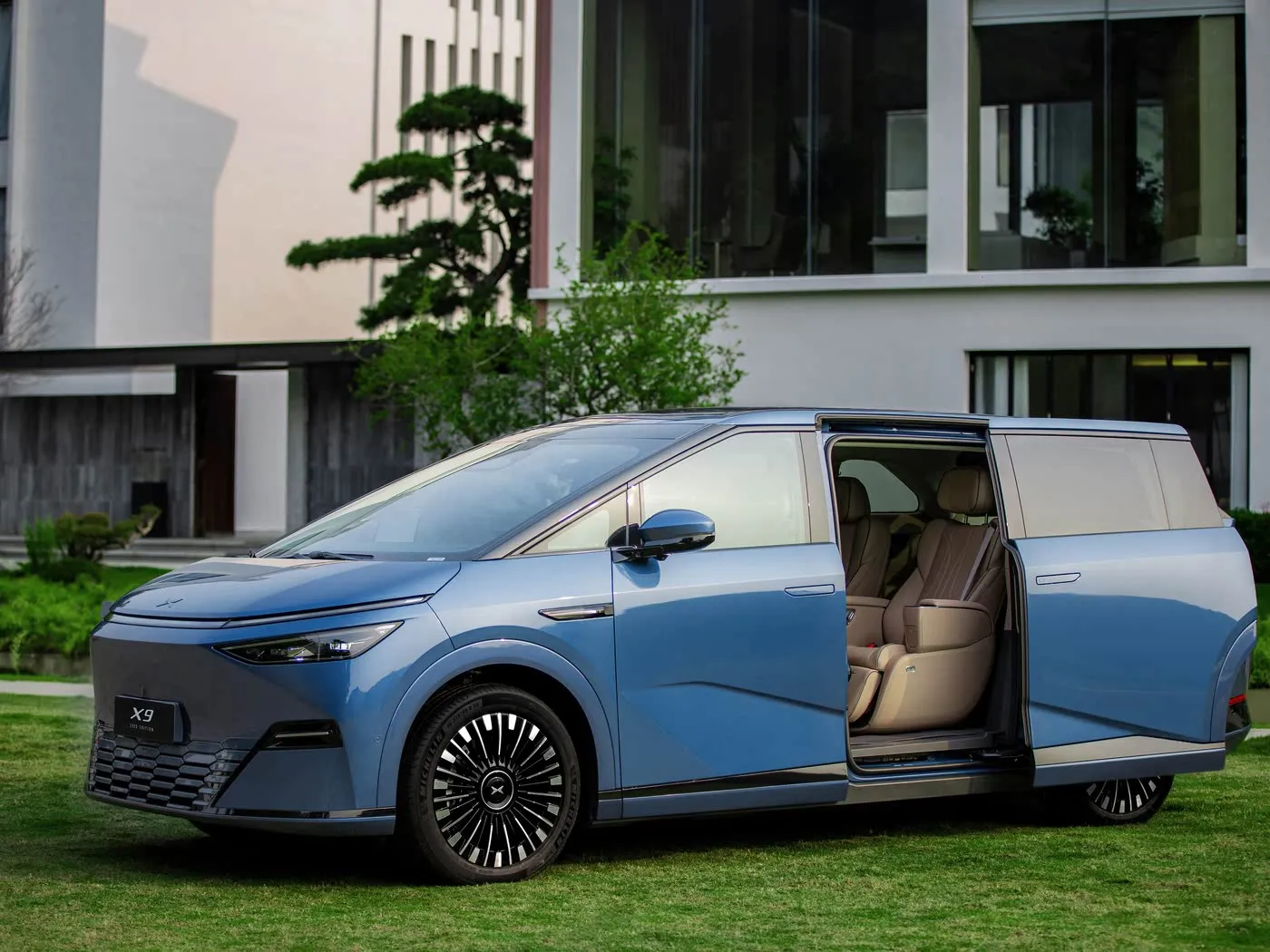 Xpeng X9 Long Range MPV Suv Ture Still Rever Rever Electrication