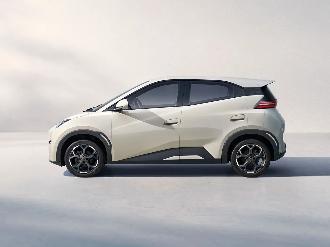 BYD Seagull EV Хэтчбек Мини Smart SUV алдыңкы дөңгөлөктүү, арткы камерасы бар жаңы энергетикалык унаа литий менен иштейт.