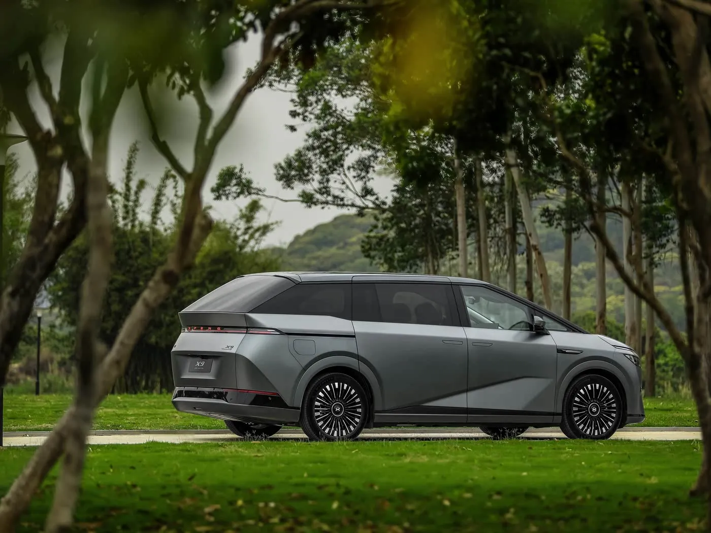Xpeng X9 Long Range MPV Suv Ture Still Rever Rever Electrication