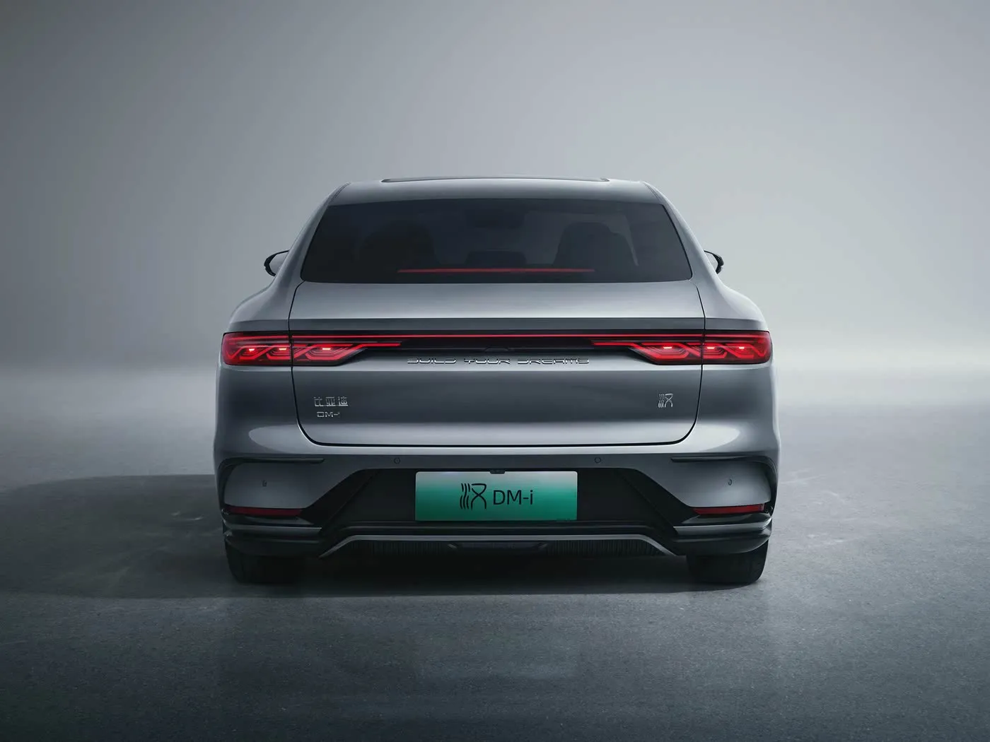 BYD Han EV/DM-i эки моторлуу кубаттуулугу жана заманбап технологиялары менен электрлештирүүчү люкс седан NEW ENERGE