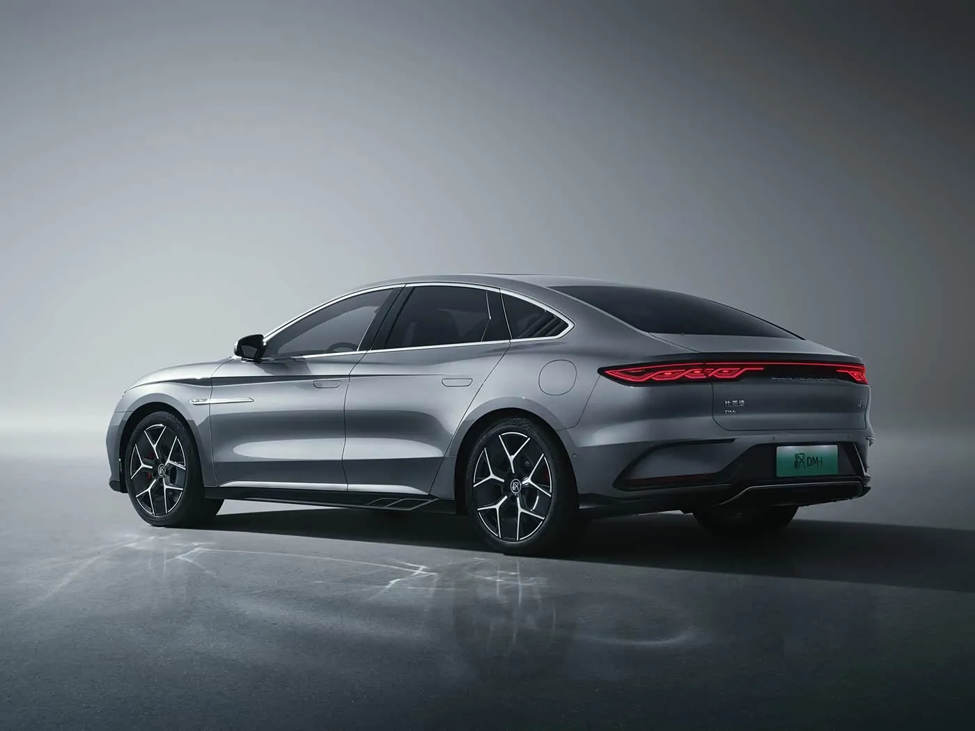 BYD Han EV/DM-i эки моторлуу кубаттуулугу жана заманбап технологиялары менен электрлештирүүчү люкс седан NEW ENERGE