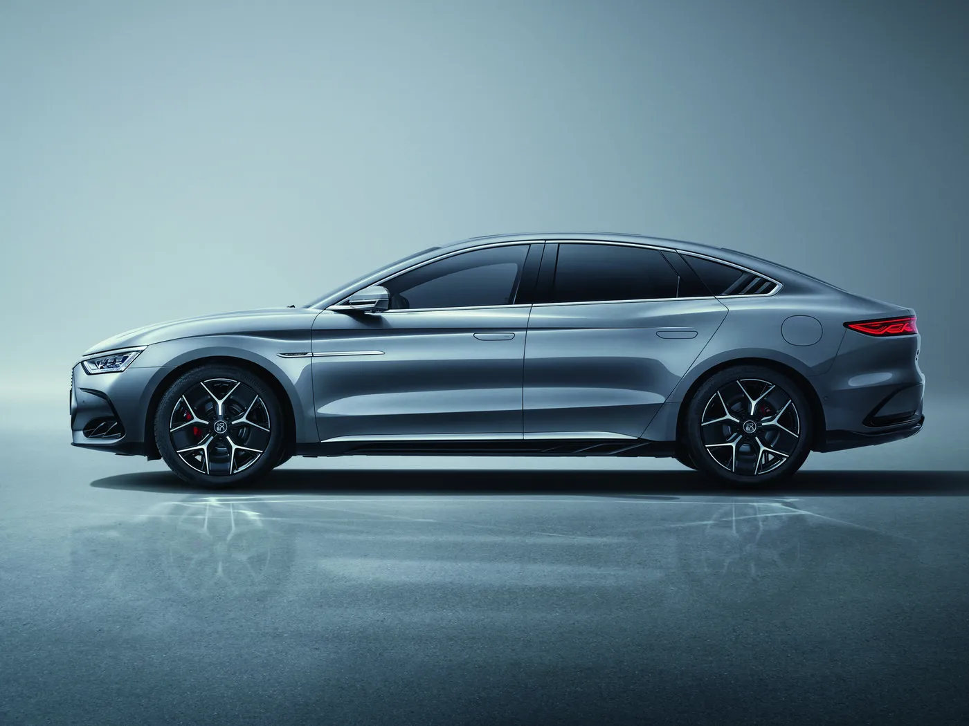 BYD Han EV/DM-i эки моторлуу кубаттуулугу жана заманбап технологиялары менен электрлештирүүчү люкс седан NEW ENERGE
